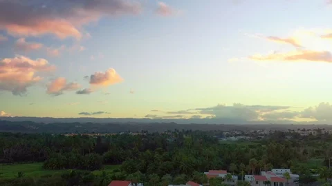 Drone shot panning down on a tropical exotic resort landscape with palm trees 스톡 동영상 124372580