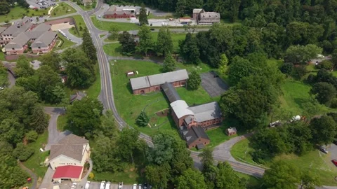 Drone shot panning over the historic stone furnace buildings, parking area, and Vídeos de archivo 342834219