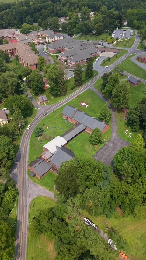 Drone shot panning over the historic stone furnace buildings, parking area, and Vídeos de archivo 342834243