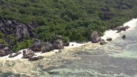 Drone shot: Panoramic view of Anse Source d'Argent, Seychelles 動画素材 107579498