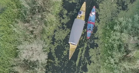 Drone shot of passing boats 스톡 동영상 137015552