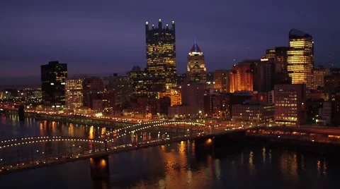 Drone shot of Pittsburgh at night featuring the Smithfield Street bridge Vidéo 59377084