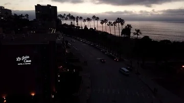 Drone shot of post sunset scene as a seagull cruises by 库存影片 85683903