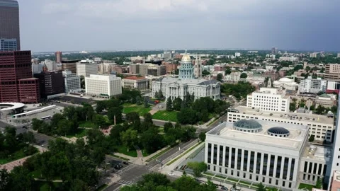 Drone shot pulling away from Denver's State Capitol building. Vídeos de archivo 317749963