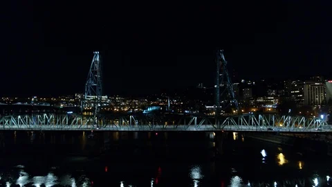Drone shot push in Morrison Bridge night, Portland Oregon 스톡 동영상 100547595