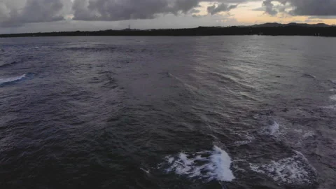 Drone shot of reef beach with waves at twilight with clouds 库存影片 130843543