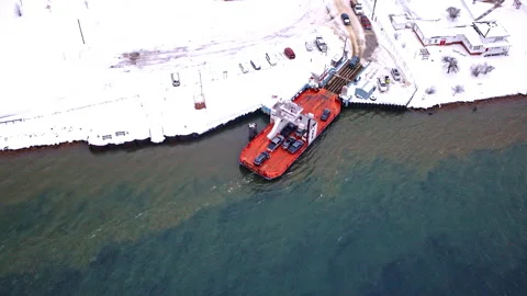 Drone shot of a river ferry carrying cars and people between Sugar Island and 库存影片 335299229