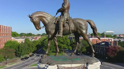 Drone shot of the Robert E. Lee Statue in Richmond Virginia on Monument Video stock 138125606