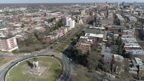 Drone Shot Of The Robert E. Lee Statue with skyline of Richmond Virginia Stockbeeldmateriaal 160370837