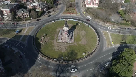 Drone Shot of Robert E. Lee Statue In Richmond Virginia On Monument Ave Stockbeeldmateriaal 160371441