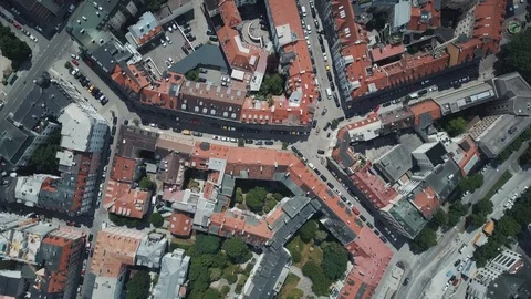 Drone shot of rooftops of some buildings and streets in Munich, Germany, Vídeos de archivo 101025208