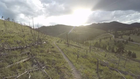 Drone Shot Of Runner On Trail In Mountains 스톡 동영상 105929576