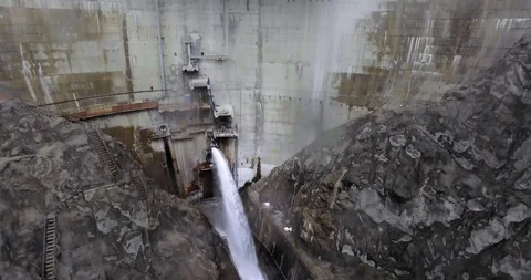 Drone shot running stream of water from a dam in the stone mountains Vídeo Stock 119076143
