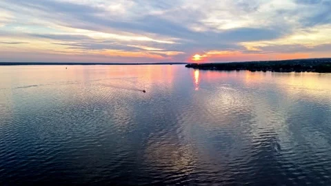Drone shot of a sailboat going to dock at sunset on a lake in Ontario, Canada Vídeos de archivo 339075871