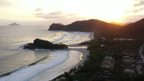 Drone Shot Of A Sceninc Sunset Down The Beach Vidéo 141131467