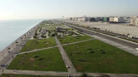 Drone shot of Serene Seaside Boulevard Stockbeeldmateriaal 333592074