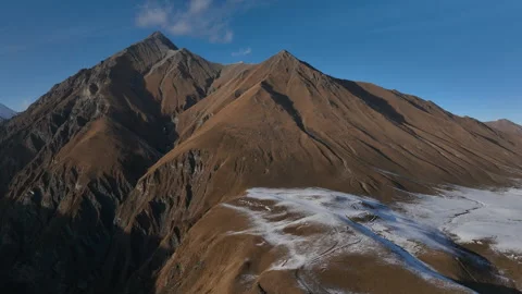 Drone shot of a serpentine mountain road in the Caucasus Mountains, Georgia. 库存影片 322962776