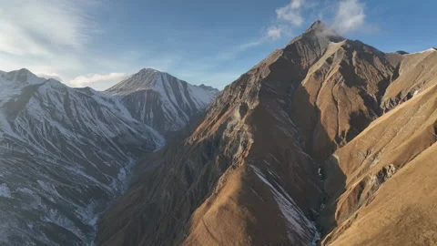 Drone shot of a serpentine mountain road in the Caucasus Mountains, Georgia. 스톡 동영상 322964584