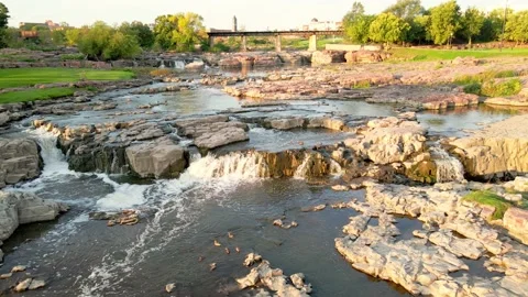 Drone shot of Sioux Falls with trees in the background at the Falls Park in Sout Vídeos de archivo 237097498
