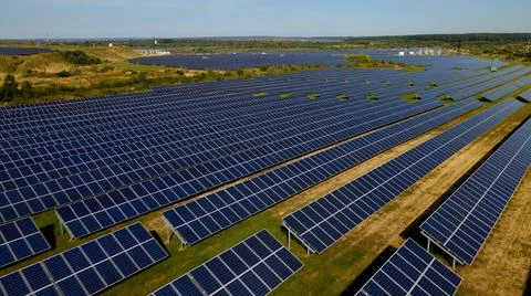 Drone shot of solar panel rows at a solar power facility Foto stock