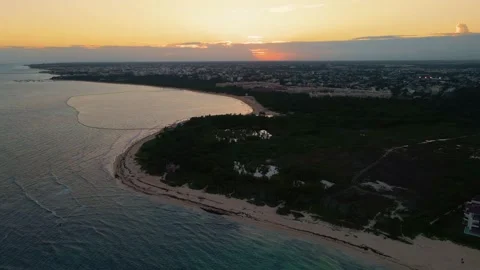 Drone shot of the sun setting over Mexico's tropical coastline. 스톡 동영상 229359802