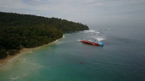 Drone shot of sunk illegal Antarctic fishing vessel in Indonesia Vidéo 78418768