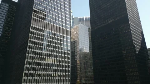 Drone shot through skyscrapers Vidéo 221154512