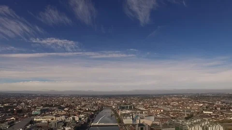 A Drone shot tilting down to the River Liffey, Dublin, Ireland. Vídeo Stock 99450545