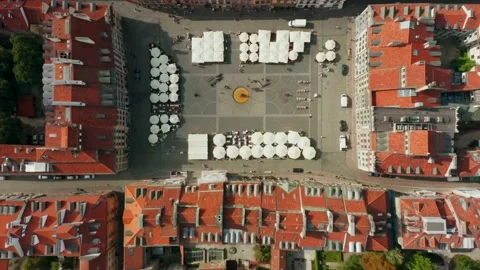 Drone shot from top to bottom on the old town in Warsaw, Poland. Stock Footage 175108091