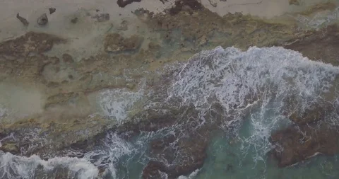 Drone Shot Top Down Waves Crashing on Shore - 4K@24 fps Video stock 100645021