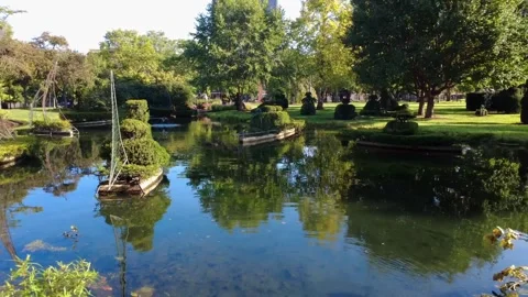 Drone shot of Topiary Park in Columbus, Ohio on a relaxing weekend morning Vídeo Stock 345040478