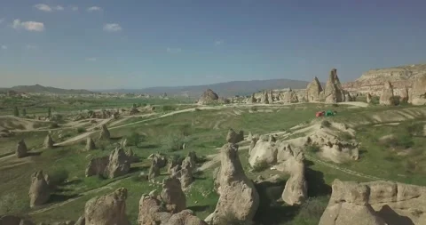 Drone Shot of Tourists Setting Up Camp in Cappadocia with Fairy Chimneys 스톡 동영상 338314615