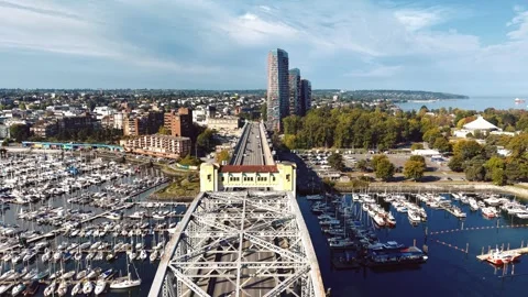 Drone Shot of Traffic Crossing a Bridge Toward Vancouver's Kitsilano Vídeos de archivo 345983833
