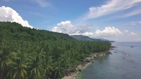 Drone Shot of Turquoise Sea Waves Splashing on Coastal Rocks Stockbeeldmateriaal 337102151