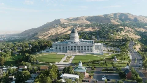 Drone shot of the Utah State Capitol building on a warm summer day. Vidéo 228583047