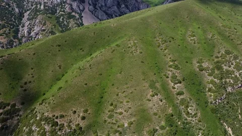Drone shot of vast rolling green hillsides and grassy slopes in Kazakhstan Vídeos de archivo 337197478