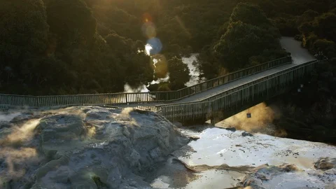 Drone shot of viewing platform beside geyser in Rotorua Vídeos de archivo 89804581
