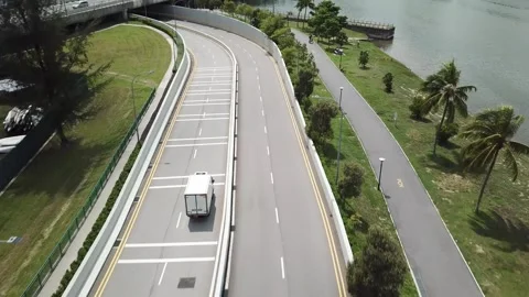 Drone shot of white van driving on road near Kallang river (Singapore) Stockbeeldmateriaal 329052021