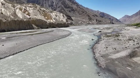 Drone Shot of Wide Riverbed and Spiti River in Himalayan Valley Vídeo Stock 329325608