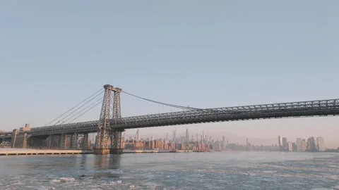 Drone shot of the Williamsburg Bridge spanning a frozen East River on a winter Vídeo Stock 329397124