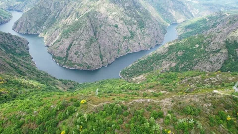 Drone shot of winding river gorge in mountains The Concept of Majestic Land.. 库存影片 327710116