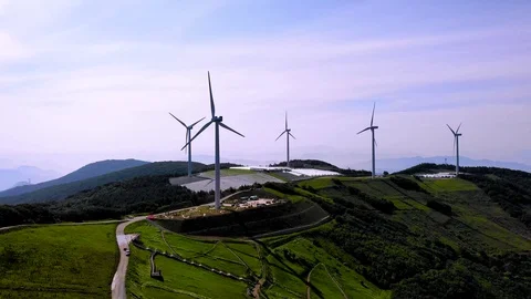 Drone shots of wind generators on top of a mountain Vidéo 122975517
