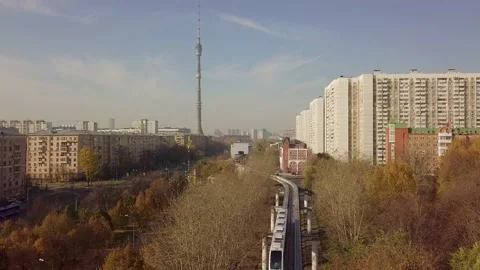 The drone shows the movement of the monorail Vídeos de archivo 164557063
