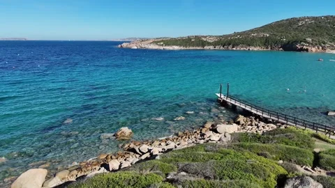 Drone Sideways Flight Along Turquoise Beach with Wooden Bridge and Clear Vídeo Stock 332419205