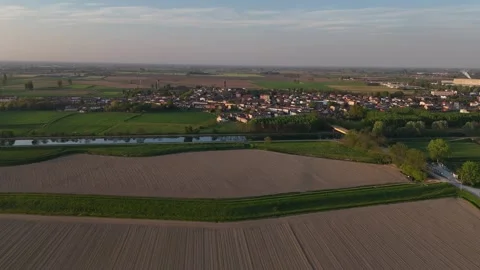 Drone slow forward flight over Spinadesco and Canale Milano Cremona Po farmland Vídeo Stock 334707005