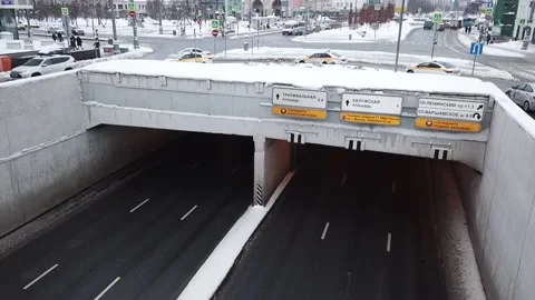 Drone slow motion along the road in snowy streets Stock-Footage 169071282