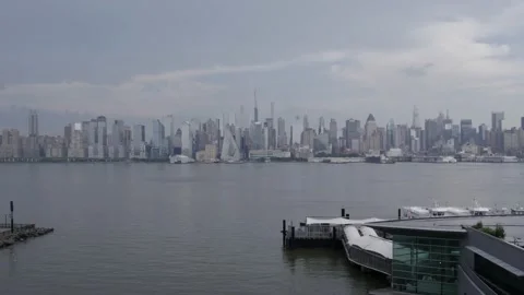 Drone slow move over Hudson towards large NY City skyline 스톡 동영상 160072212