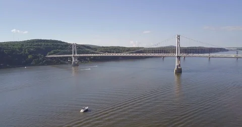 Drone slow push in on Hudson river and bridge Vídeos de archivo 95209306