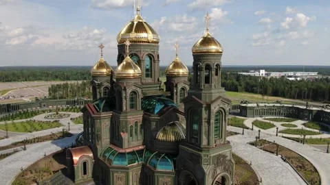 Drone slowly approaching the cathedral from a forward angle Vidéo 321617543