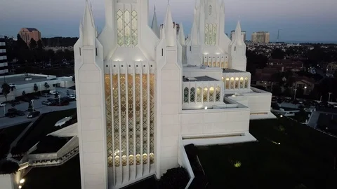 Drone slowly ascends from bottom of the Mormon Temple to the top at dusk Stock Footage 86132320